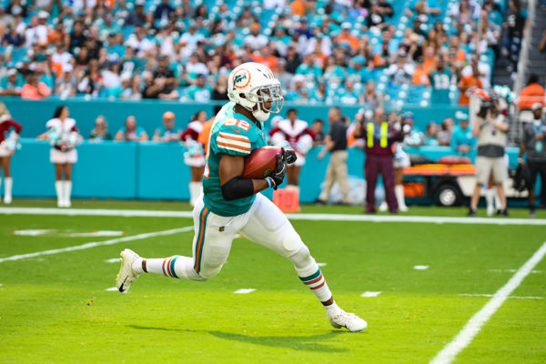 Miami Dolphins running back Kenyan Drake (32) returns the opening kickoff
