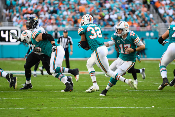 Miami Dolphins quarterback Ryan Tannehill (17) hands off to Miami Dolphins running back Kenyan Drake (32)